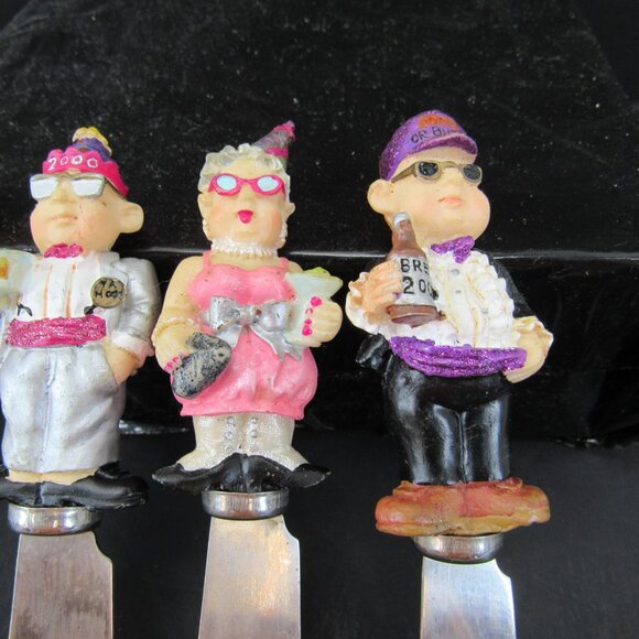 Boston Warehouse 4 3/4" Cheese Knives Spreaders New Years 2000 Revelers Lot of 4 - Picture 3 of 7